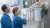 Deux techniciens dans un laboratoire